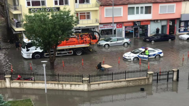 Dizlerine kadar gelen suya aldırmadı, çorba keyfini sürdürdü